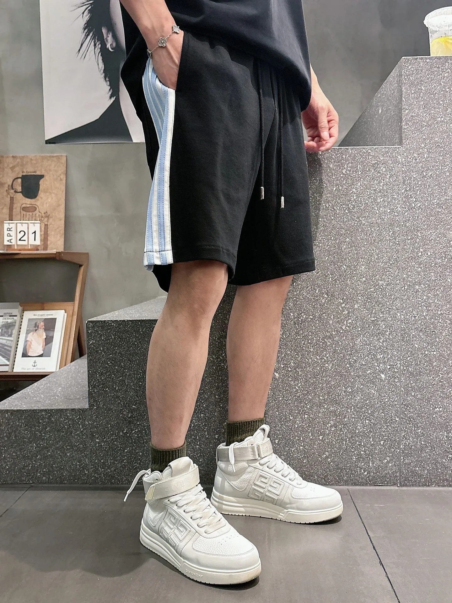 Balenciaga's three-standard complete 2026 summer New Arrival men's casual shorts, advanced custom-made Breathable fabric, Breathable fabric, extremely stretchy and comfortable, impeccable details, top-grade accessories, original logo design concept, delicate and soft feel! The upper body fit is awesome! Size: M-XXXL Please state your height and weight when ordering